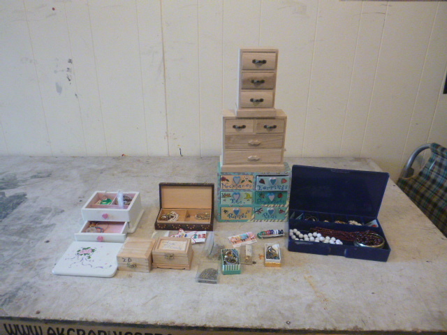 lot 106 image: Costume Jewelry and Jewelry Boxes