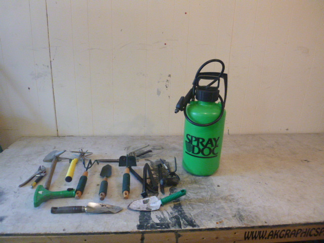 lot 107 image: Miscellaneous Garden Tools