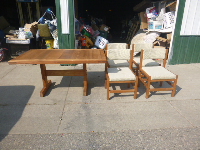 lot 148 image: Dining Room Table with 4 Chairs