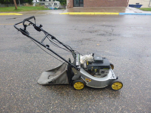 lot 161 image: John Deere Self-Propelled Lawn Motor
