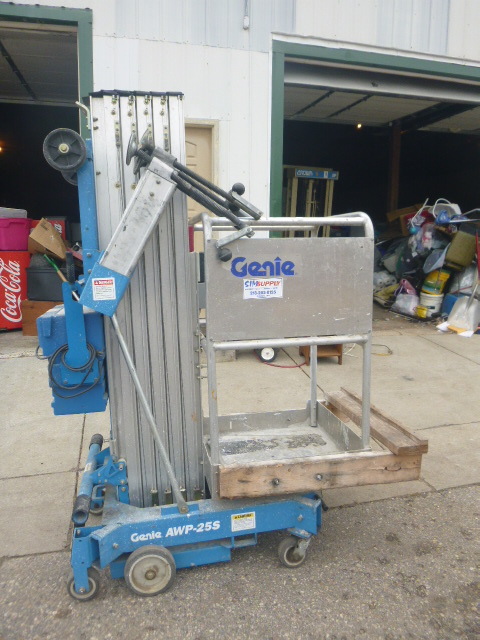 lot 3 image: Genie AWP-255 Man Lift