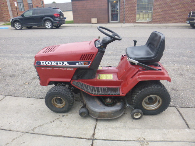 lot 5 image: Honda Lawn Mower