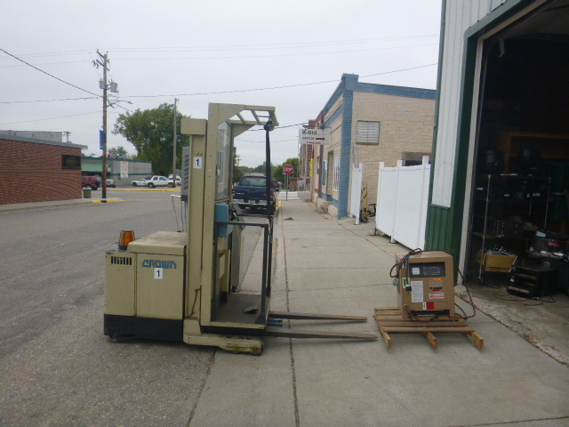lot 4 image: Crown Life Order Picker