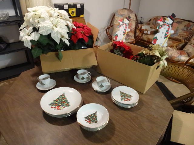 Misc Christmas. 4 place dinner sett...