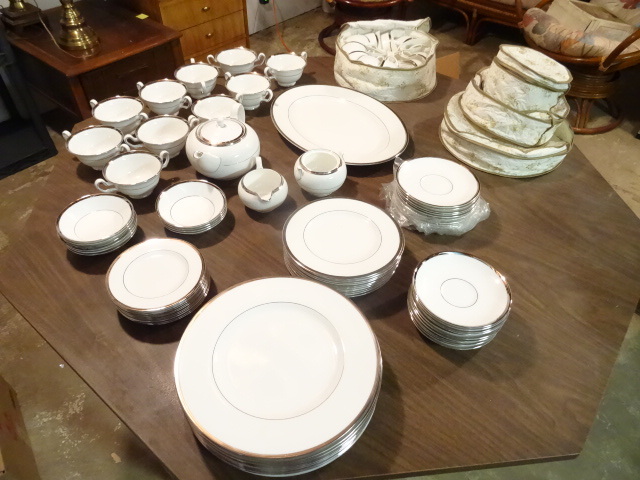 Wedgewood bone China. 12 place sett...