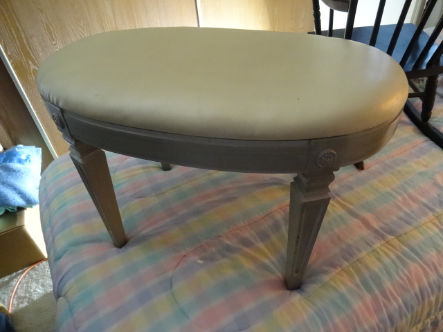 Thomasville Oval bench. 27 x 17 x 1...
