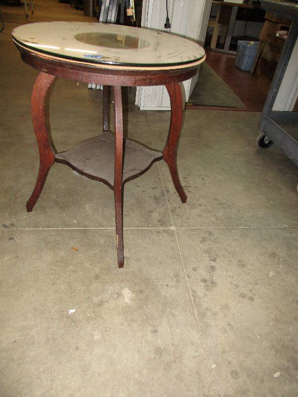 Vintage round top lamp table with g...