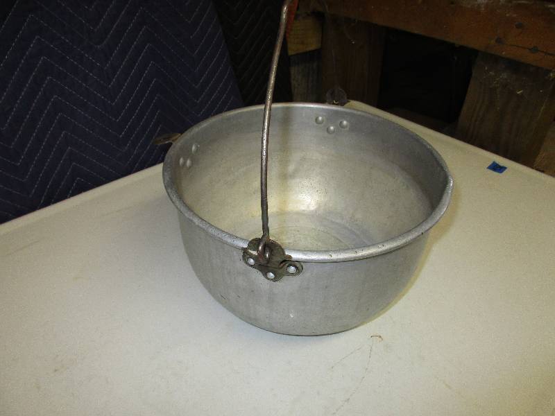 Vintage aluminum handled pot. 11 x...