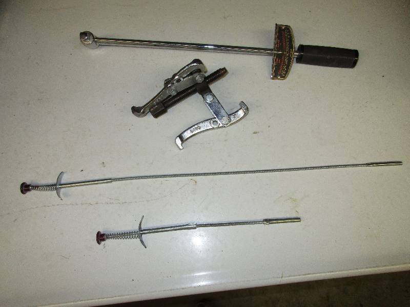 Torque wrench. Gear puller. Bolt gr...