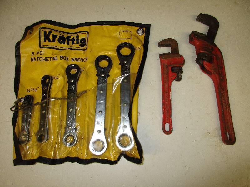 2 pipe wrenches. 5 piece ratcheting...