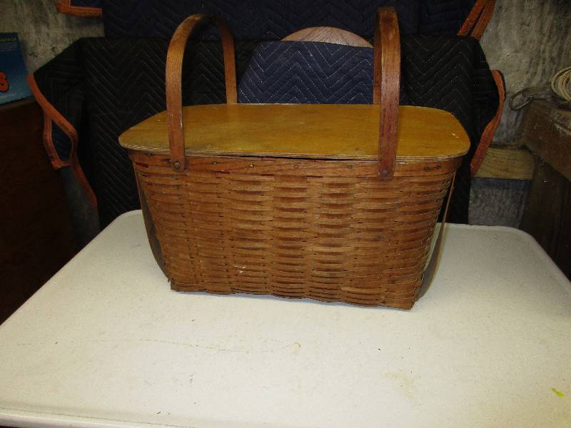 Vintage picnic basket. 21 x 12 x 11...
