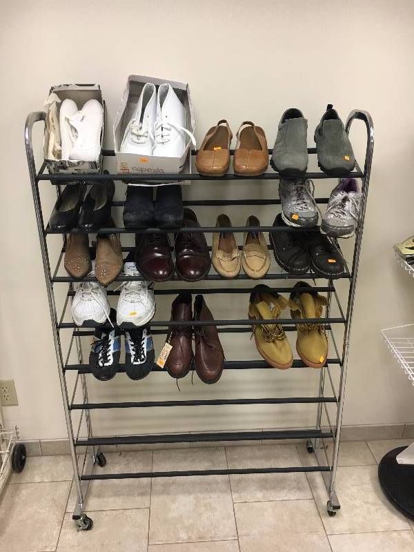 lot 10 image: Retail Shoe Rack w Casters