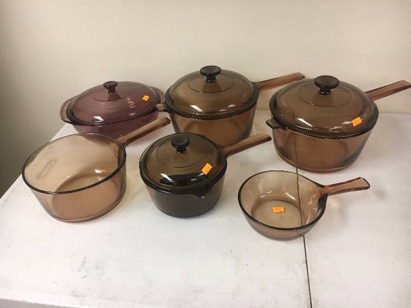 lot 19 image: Glass Cookware