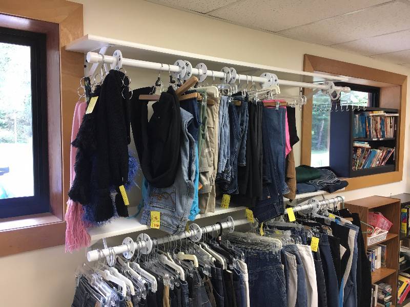 lot 22 image: 2 - 6 Retail Pole and Shelving