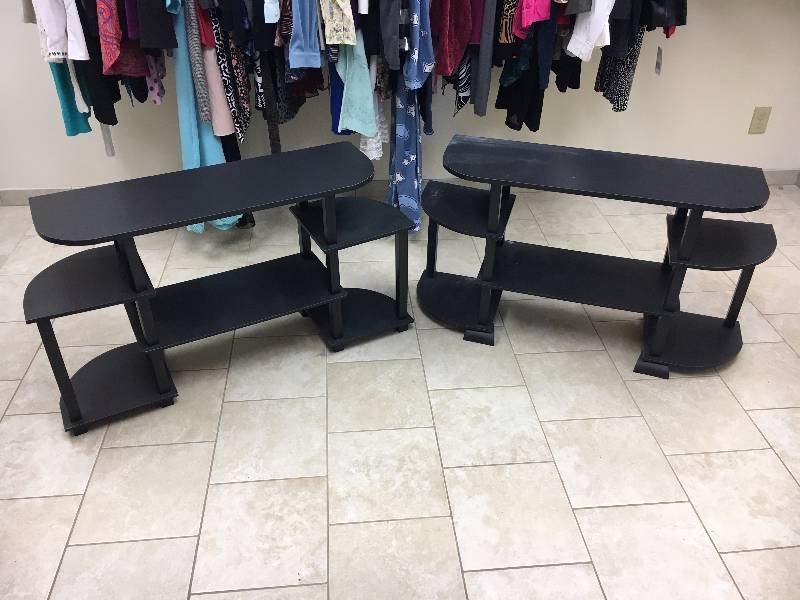 lot 34 image: 2 - Display Fixtures