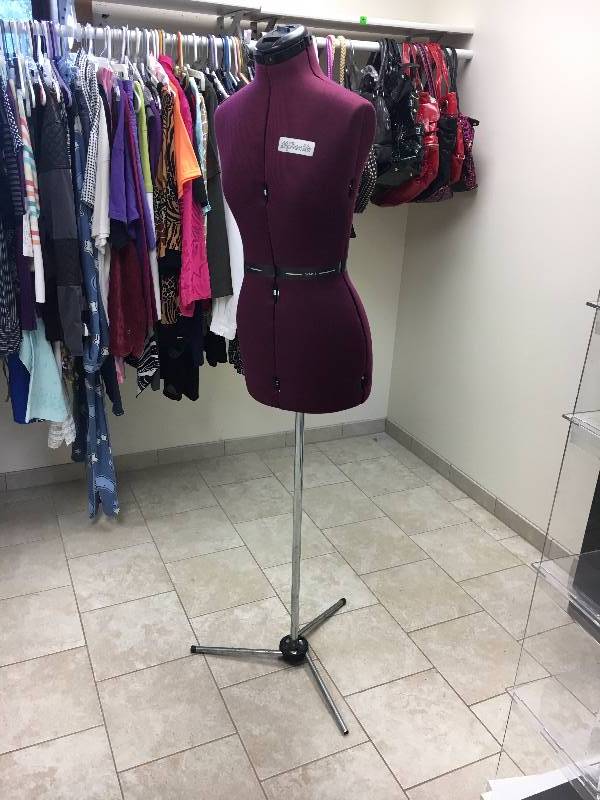 lot 37 image: Womens Dress Form