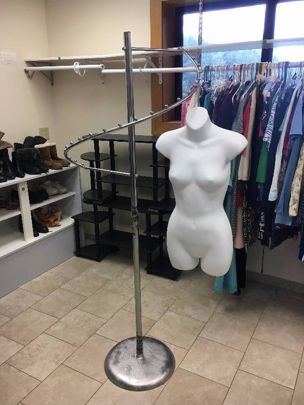 lot 38 image: Sprial Clothing Rack w Womens 12 Body Form