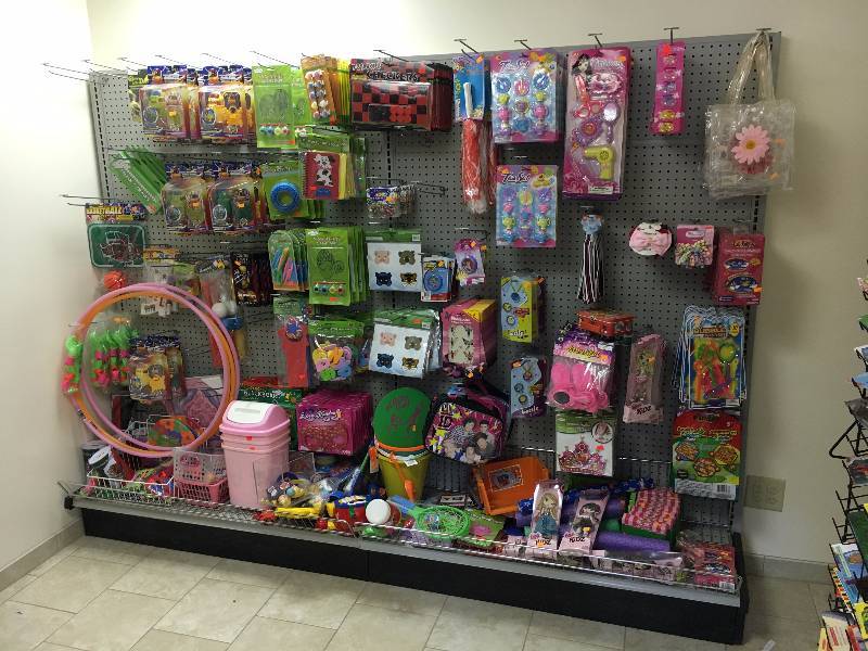 lot 59 image: Gondola Retail Fixture w Faceouts