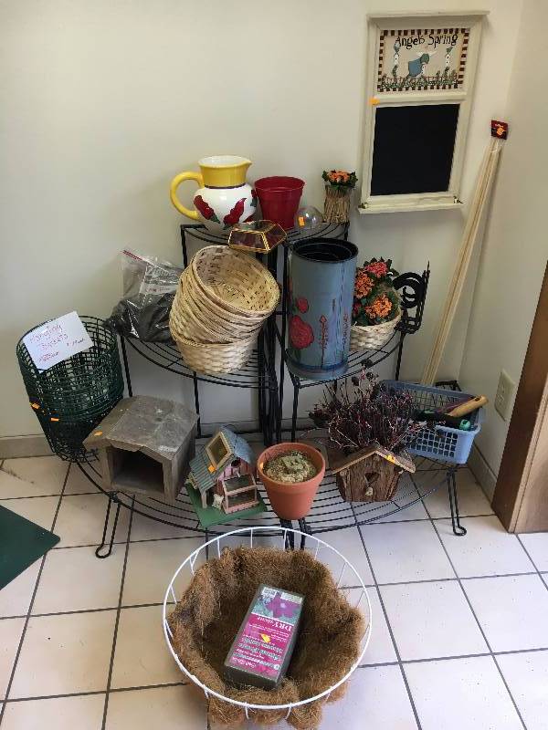 lot 26 image: Large Lot of Home Goods