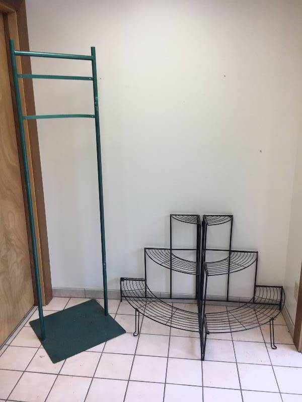 lot 65 image: Retail Fixtures