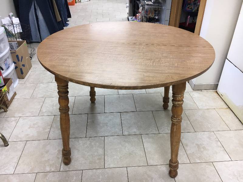 lot 66 image: Dinning Room Table w 2 Leafs