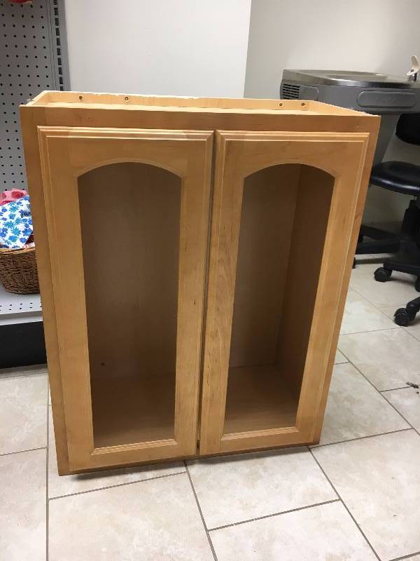 lot 69 image: 24 Upper Cabinet
