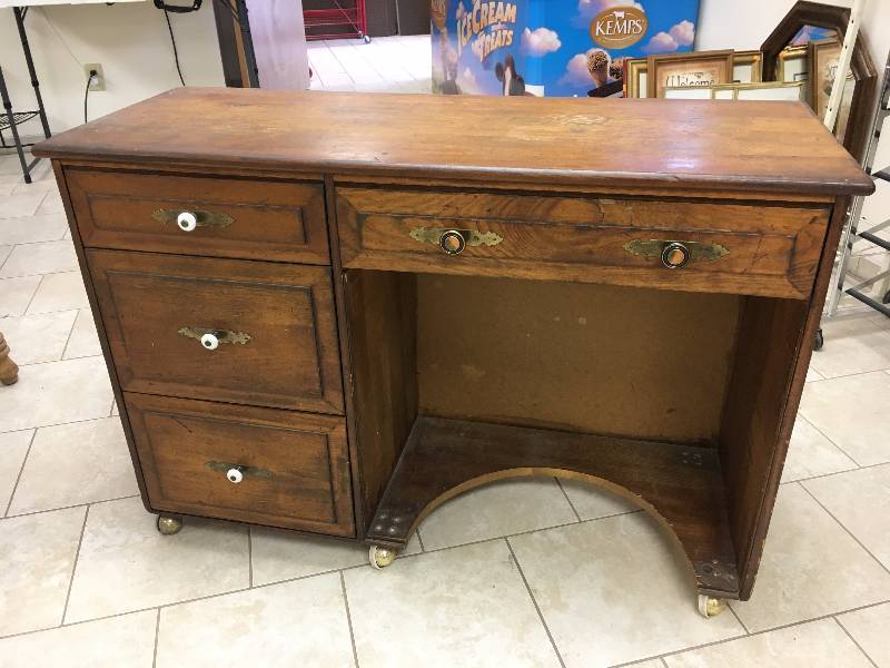 lot 78 image: Vintage Desk on Casters