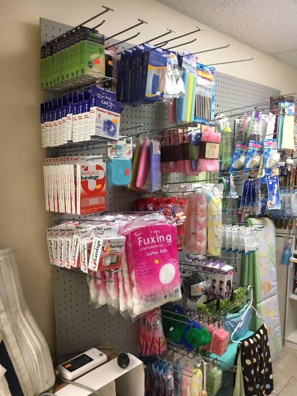 lot 92 image: Retail Display Fixture w Faceouts