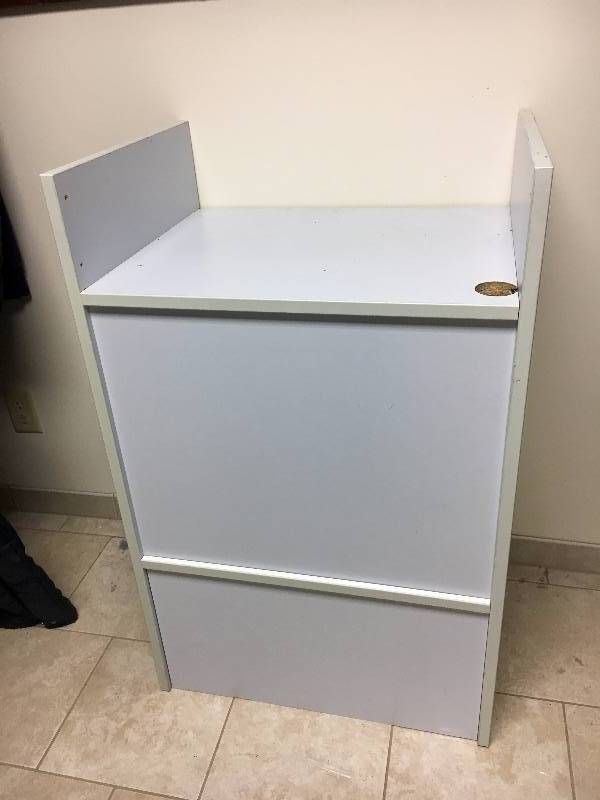 lot 97 image: Presentation Stand