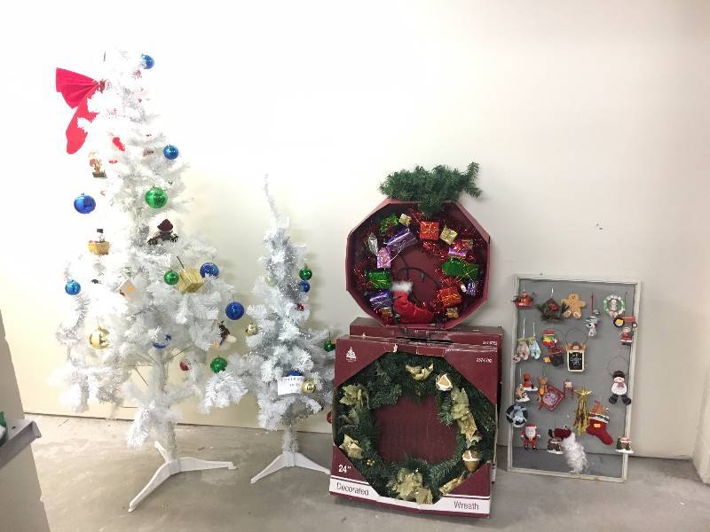 lot 105 image: Christmas Lot