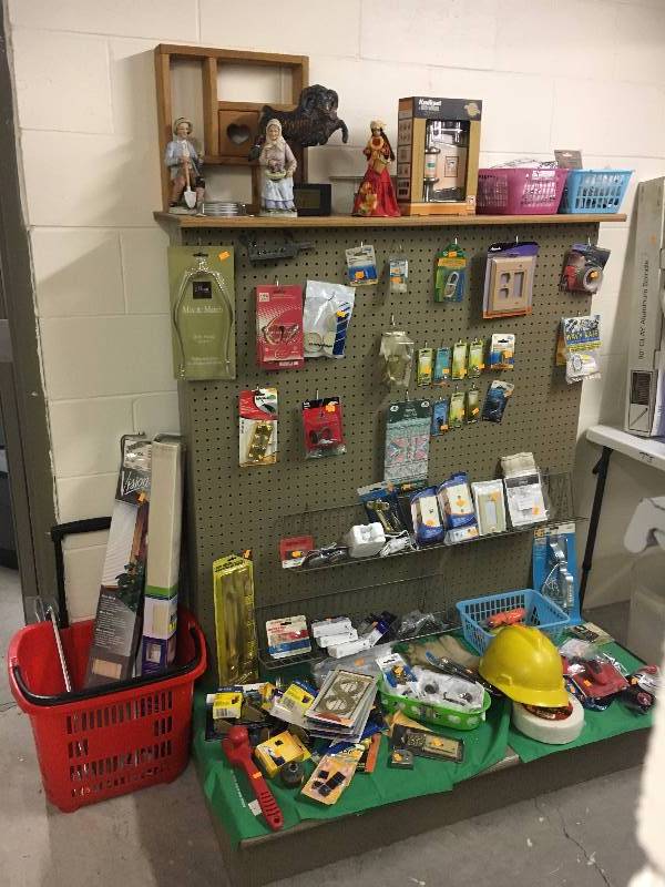 lot 106 image: Contents of Gondola Fixture