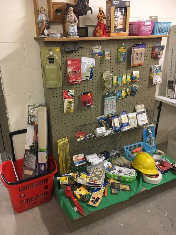 lot 107 image: Gondola Retail Fixture w Shelving and Faceouts