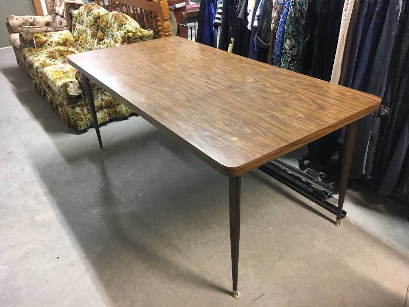 lot 123 image: Dinning Room Table w 2 Leafs