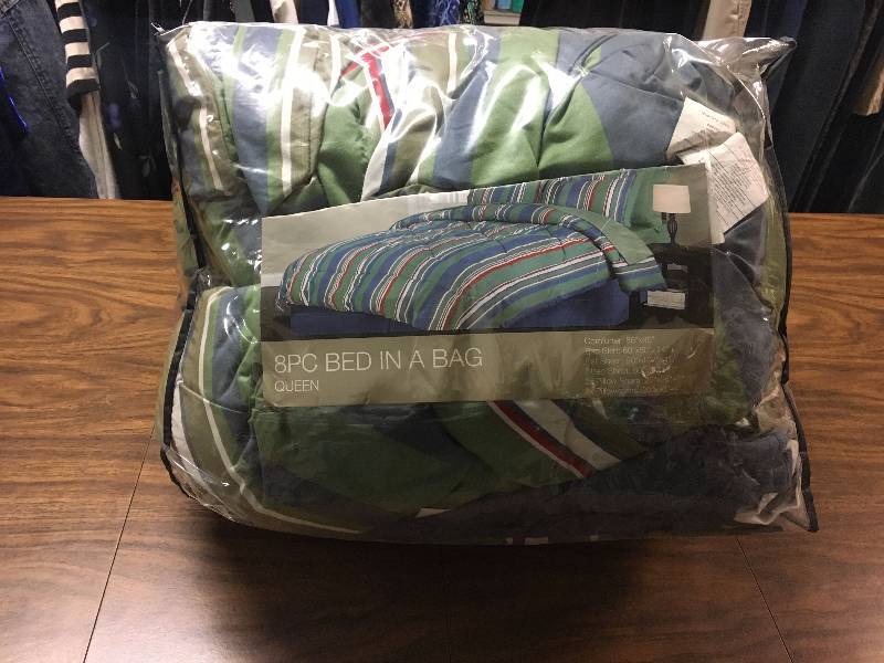 lot 124 image: 8PC Bed Set