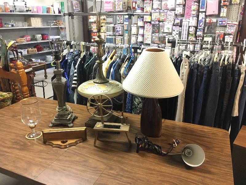 lot 126 image: Vintage Lamps & Dcor