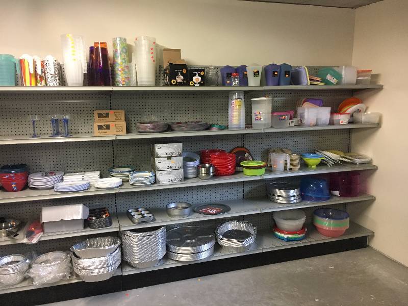 lot 140 image: LARGE LOT of Kitchen Contents