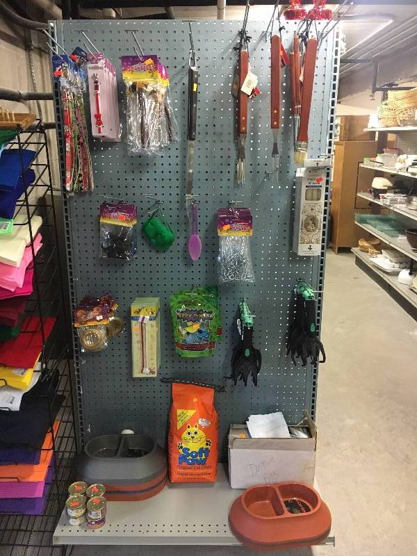 lot 146 image: Contents of Gondola Fixture