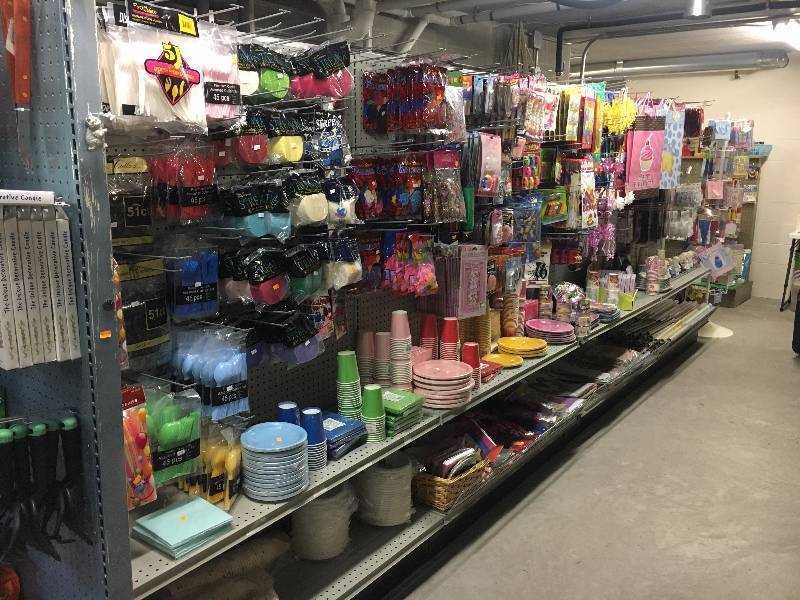 lot 147 image: LARGE LOT of Party Supplies