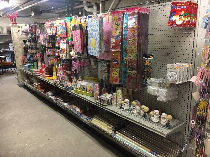 lot 148 image: 16 of Gondola Shelving w Faceouts and Endcap