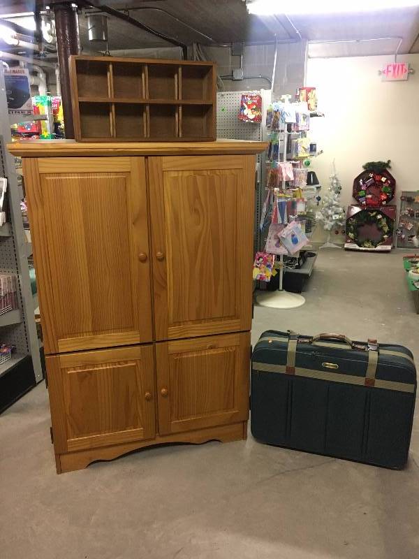 lot 152 image: Amorie, Vintage Shelf & Luggage