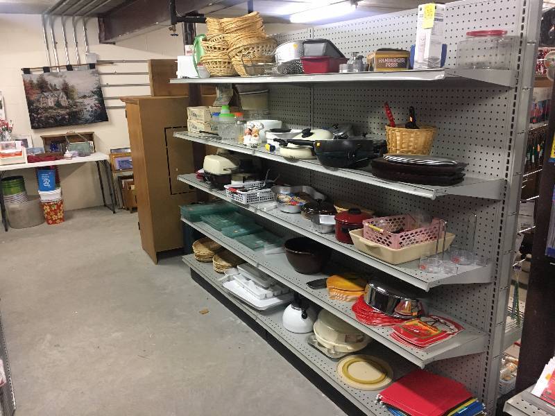 lot 153 image: LARGE LOT of Kitchen Contents