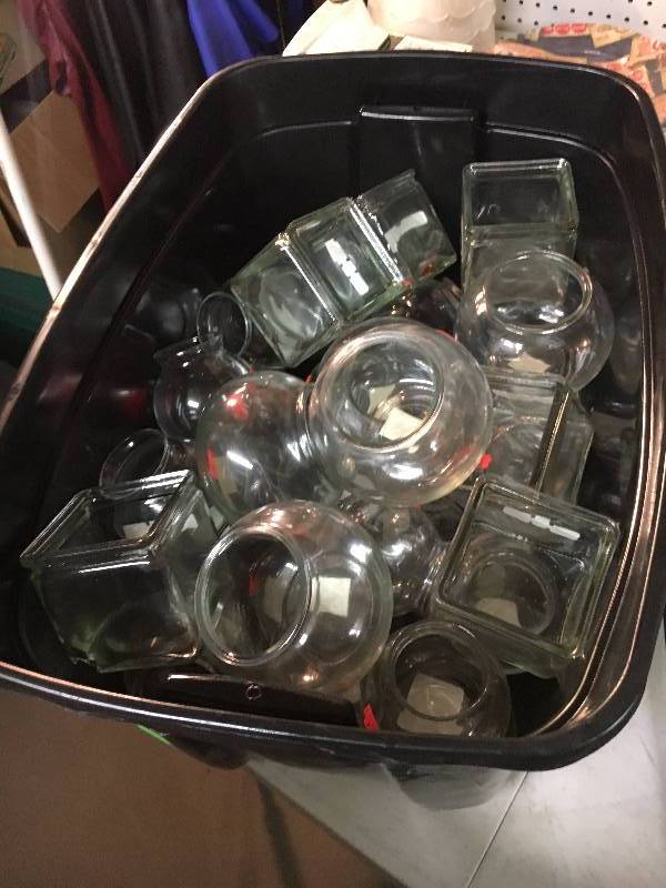 lot 313 image: Lot of Jars and Fish Bowls