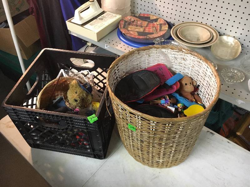 lot 320 image: Lot of Toys