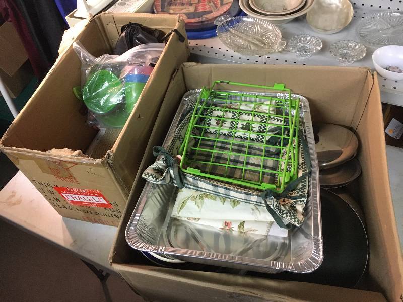 lot 323 image: Lot of Kitchen Utensils