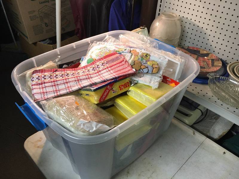 lot 325 image: Lot of Kitchen and Cleaning Supplies