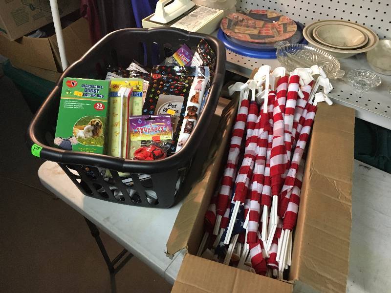 lot 328 image: Lot of Pet Supplies and Flags