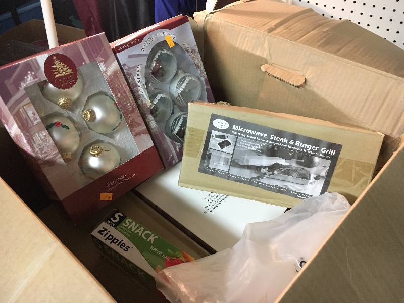 lot 331 image: Lot of Picture Frames and Christmas Items