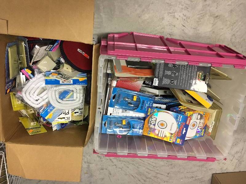 lot 378 image: Large Lot of Electronics