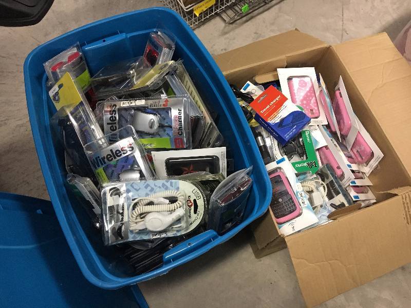 lot 379 image: Large Lot of Electronics