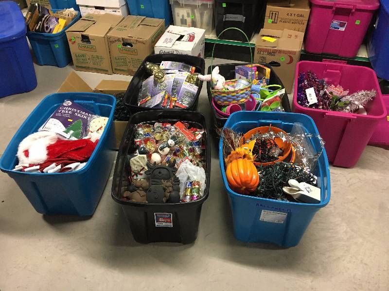 lot 384 image: 6 Totes and 1 Box of Holiday Dcor